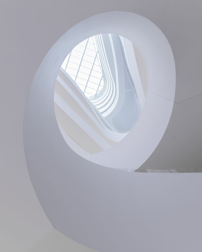 Helle Architektur-Spirale – Symbol für die Medien-Demo